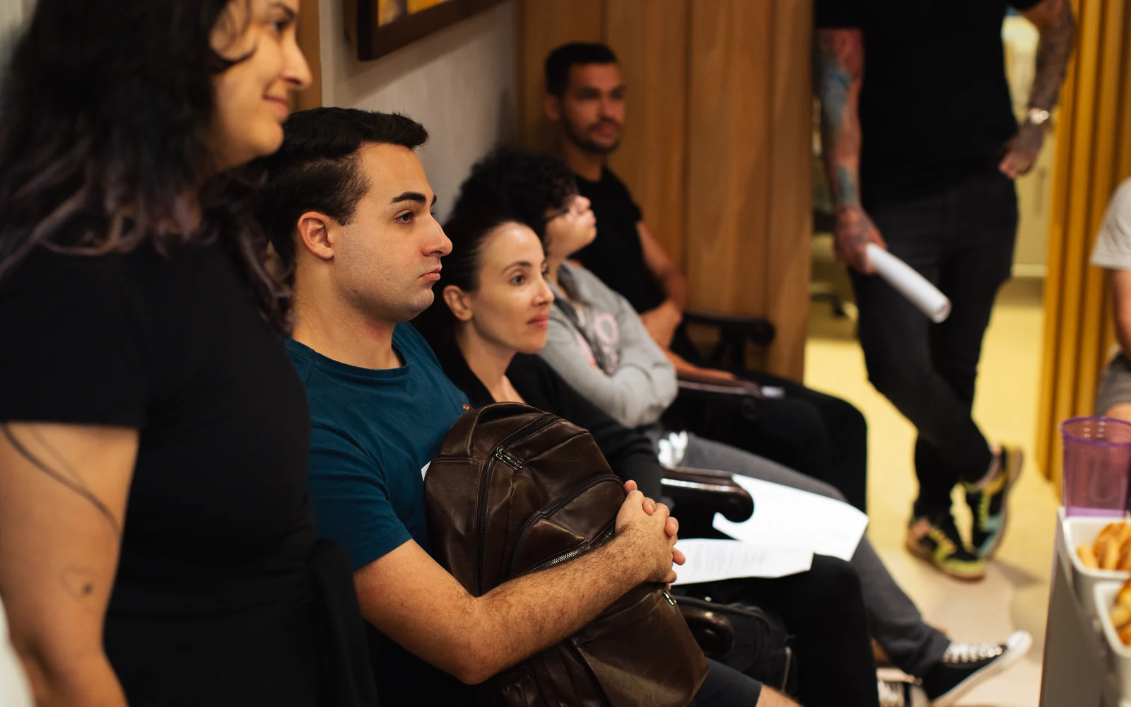 Participantes acompanham a discussão em grupo durante o treinamento